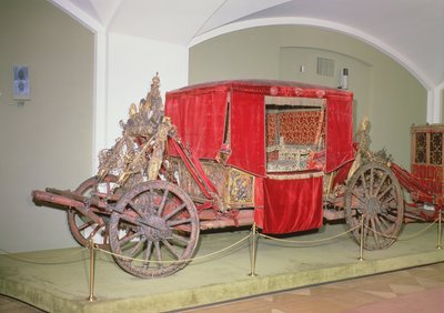 Carrozza inglese, legno intagliato, decorazione dipinta e dorata con tende di velluto da English School